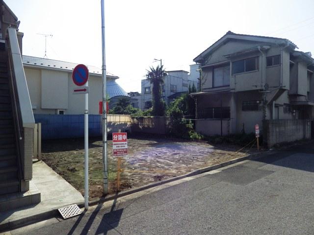 Local photos, including front road. Located on a hill. Front road is more than 5m.