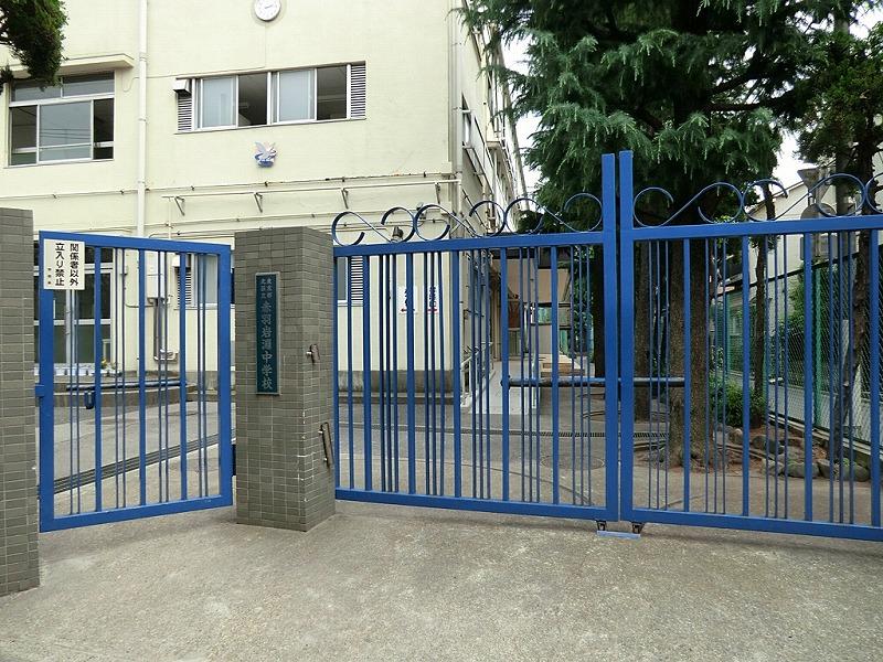 Junior high school. Akabaneiwabuchi 2169m until junior high school