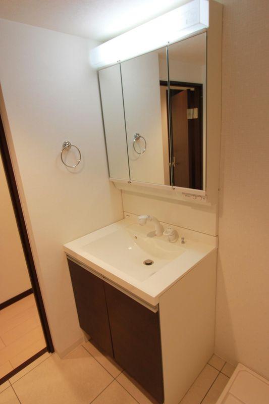 Wash basin, toilet. Independent wash basin mirror and easy-to-use large