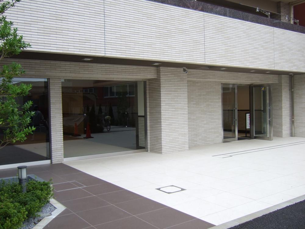 Entrance. Local (11 May 2013) Shooting