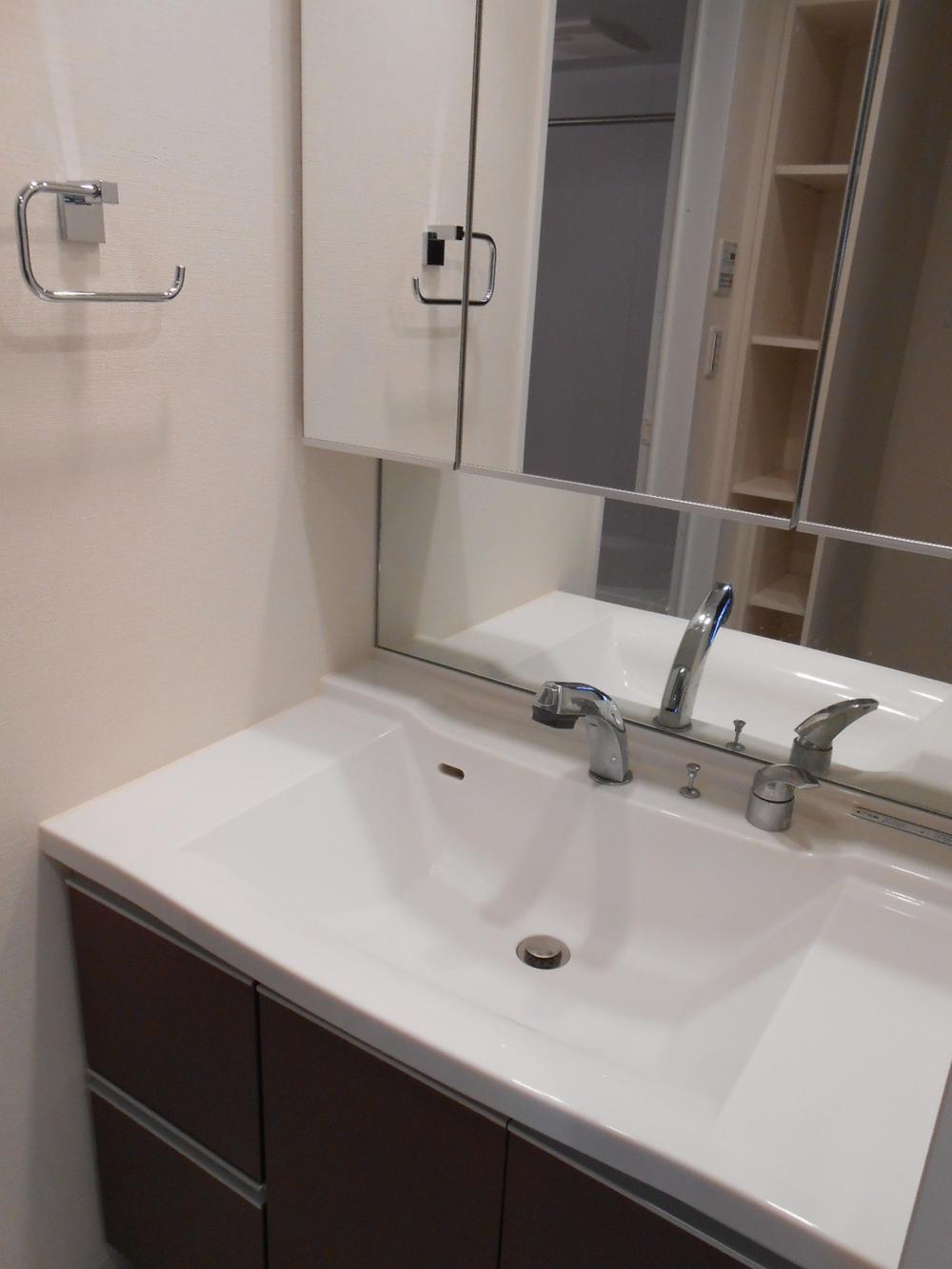 Wash basin, toilet. Indoor (11 May 2013) Shooting