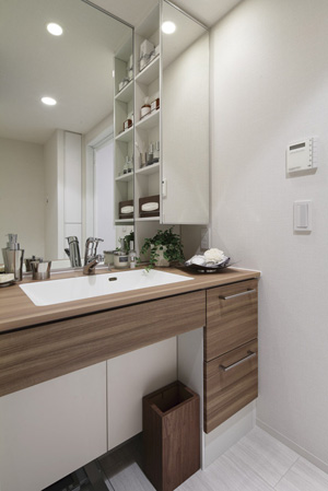 Bathing-wash room.  [Vanity in pursuit of ease of use]  ■ And out easily "open shelf" ■ Change of clothes and put "temporary space" ■ Also easy to see large "one side mirror" children ■ The drainage port lost a metal part "flangeless drainage port" ■ "Square bowl" of beautiful finish seamless by integral molding ■ Convenient, such as to accommodate the toiletries of stock "under the bowl housed" ■ High storage capacity, "two-stage drawer"