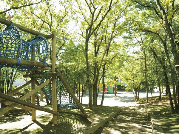 Surrounding environment. Kamiya moat park (about 80m, 1-minute walk)