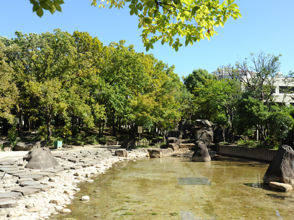 Surrounding environment. Once upon a time a commercial, It was made landfill where there was a moat for life "Kamiya moat park".  Or part of the park has not been on a hill, Or there is a water park, Trees many, Park with a moisture in the natural full. It has been chosen as the "Kita-ku, landscape hundred election". (About 80m, 1-minute walk)