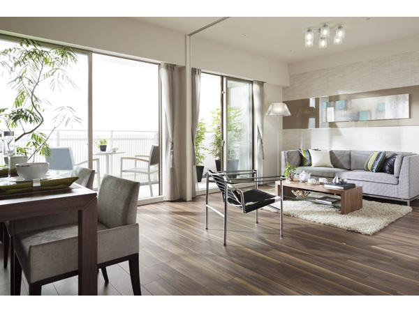 Room and equipment. Each Western-style closet, living ・ South-facing dwelling unit in consideration of the living ease of providing a closet in the dining. If Akehanate Wall door of Western-style (2), living ・ It can also be used as about 16.3 tatami of space that led to the dining, It can accommodate a variety of scene. (Model Room C type ・ Some including paid option)