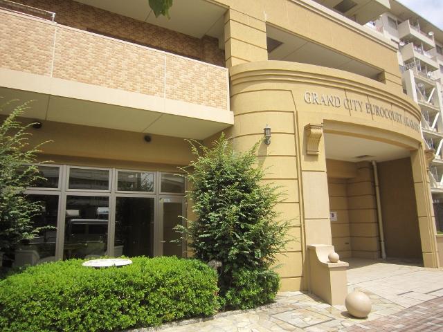 Entrance. In double triple of security, Thorough life guard