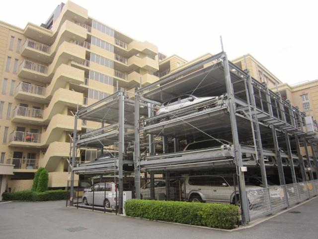 Parking lot. Use only with warrants Free parking