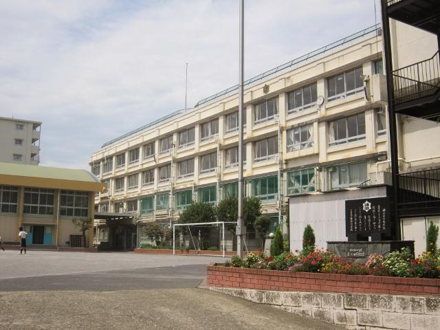 Junior high school. Kamiya junior high school 1-minute walk
