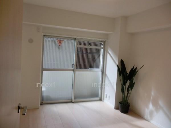 Non-living room. Bright Western-style white was the keynote