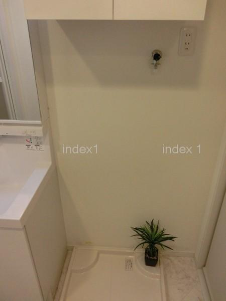 Wash basin, toilet. There is also indoor washing machine Storage ☆