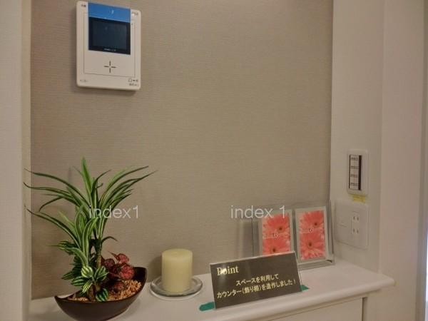 Other. Accents decorate flowers and accessories in the cabinet