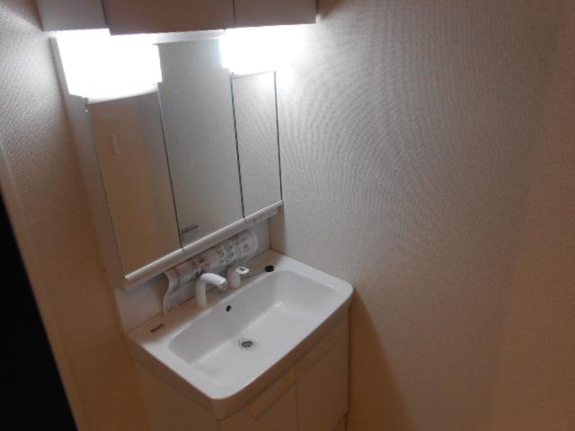 Wash basin, toilet. Indoor (12 May 2013) Shooting