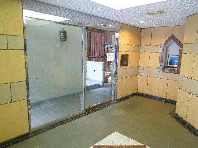 Entrance. Common areas