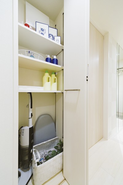 Easy-to-use with the movable shelf provided "things ON"