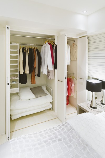 Provided in the Western-style (1) "FUTON storage"