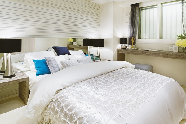 Because it is the door of Western-style (1) to the sliding door, It can be more relaxed and lay out the furniture and bed