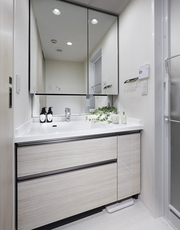 Bathing-wash room.  [Powder Room] Installation was closer to the side that can be used to smooth even two people "counter-integrated basin bowl". Stock detergent and the like can be put Ya "slide housed", Can be stored while pointing to an electrical outlet, "dryer housing", etc., Also substantial storage surface.