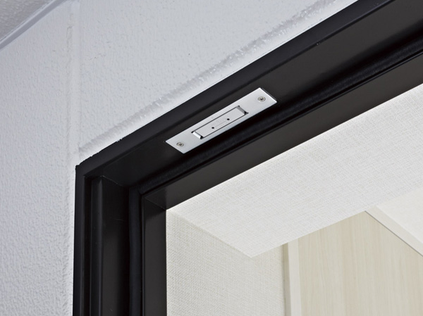 Security.  [All houses entrance door ・ Window (in part) with security sensors] Entrance door of each dwelling unit, Set up a crime prevention sensor in a part of the opening. Problem to security company with an alarm and to sense the opening of the doors and windows in crime prevention when setting. (Same specifications)