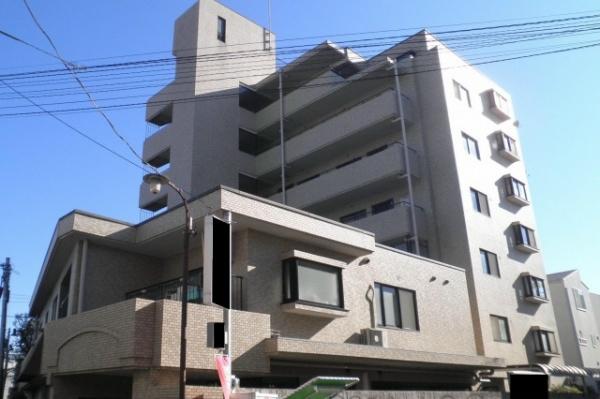 Local appearance photo. Conveniently located in shopping