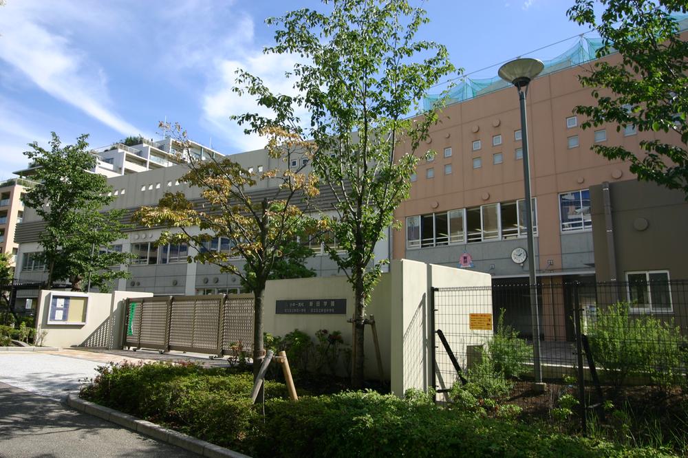 Junior high school. 897m to Adachi Ward Nitta Junior High School