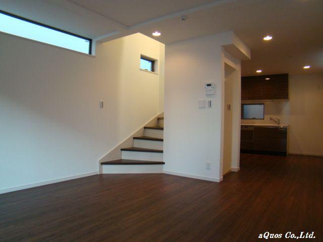 Living. It produces a bright space of south-facing.