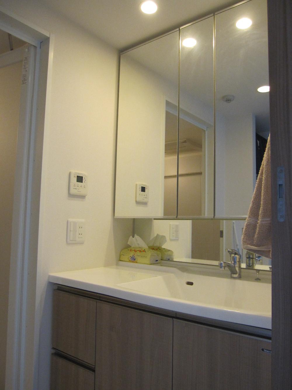 Wash basin, toilet. Indoor (11 May 2013) Shooting