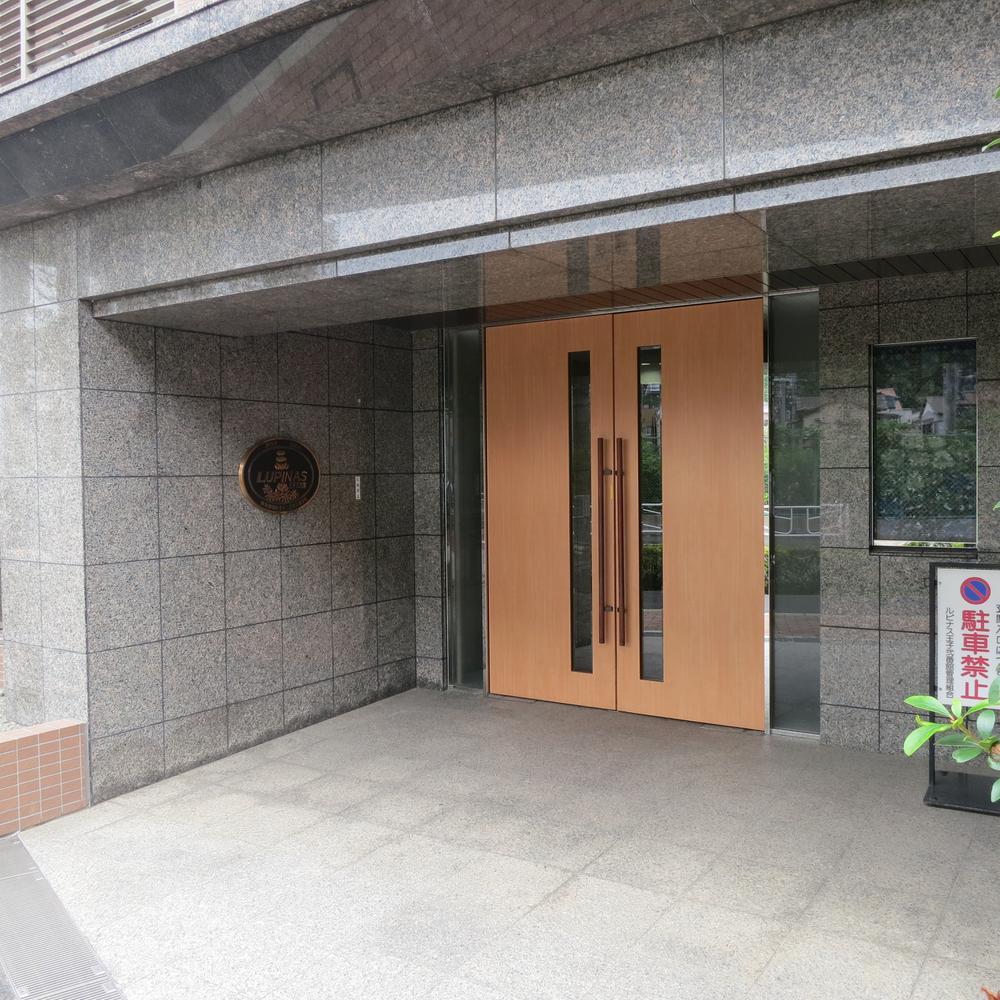 Entrance. Common areas