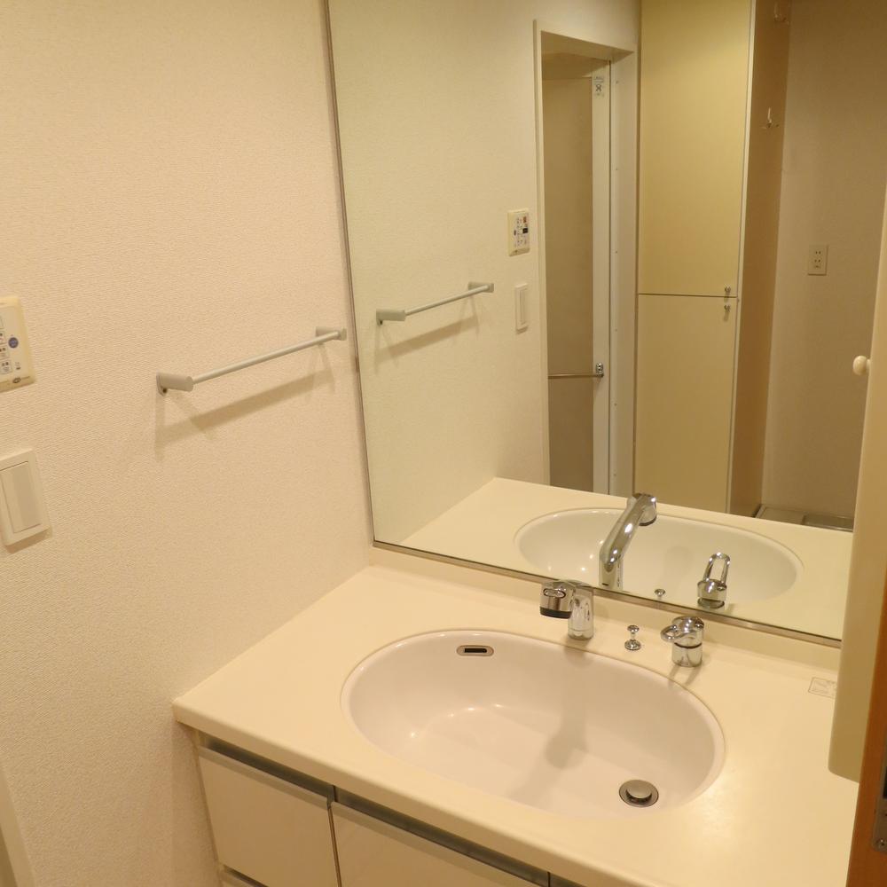 Wash basin, toilet. Interior Basin (November 2013) Shooting