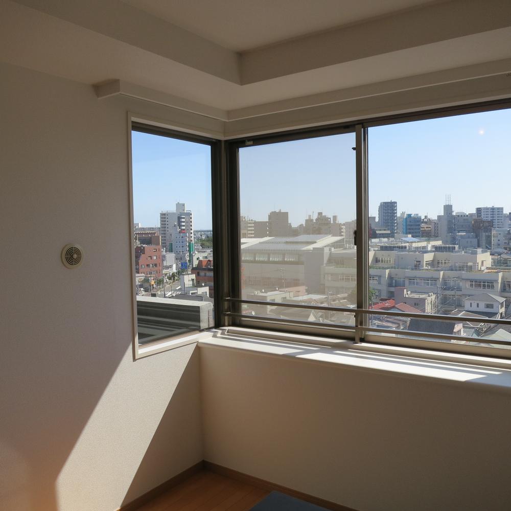 Non-living room. Interior Western-style (11 May 2013) Shooting L-type of the windowsill of sunshine is also comfortable.