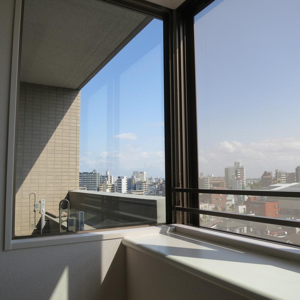 Non-living room. Indoor (11 May 2013) Shooting Fresh day.