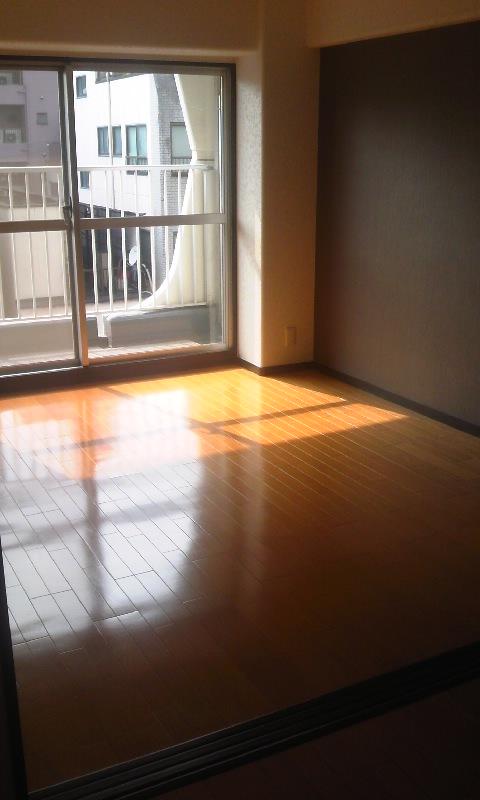 Non-living room. All rooms renovated!