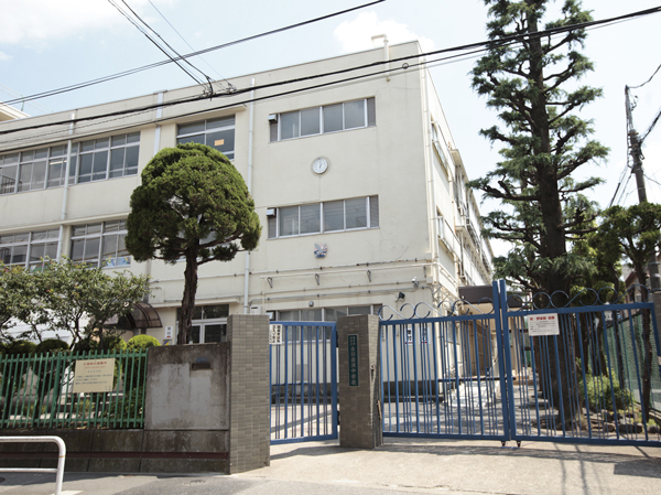 Surrounding environment. Municipal Akabaneiwabuchi junior high school (about 750m / A 10-minute walk)