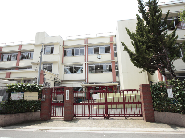 Surrounding environment. "Municipal Akabane elementary school" 7 minutes walk, Rebuilding plan progresses "municipal Akabaneiwabuchi junior high school" is also 10 minutes and nearby walk, Sport ・ Leisure facilities and medical institutions such as, Also equipped around facilities that support the day-to-day living comfort. (Ward Akabane elementary school / About 510m ・ 7-minute walk)