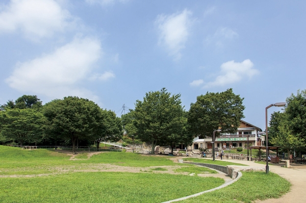 Shimizu Zaka park pleasant lawn spreads. It has also been the hotel's nature observation garden (about 470m / 6-minute walk)