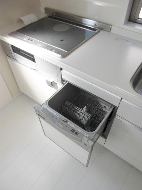 Kitchen. Is a kitchen equipped to meet the listing price.