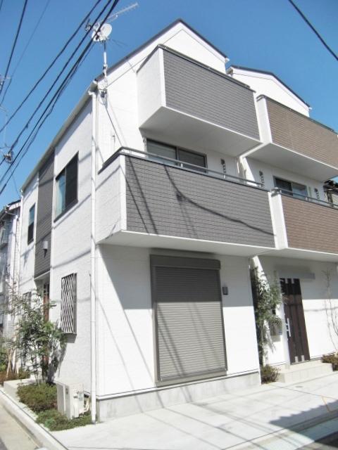 Same specifications photos (appearance). It is other complete site of the same subdivision company.