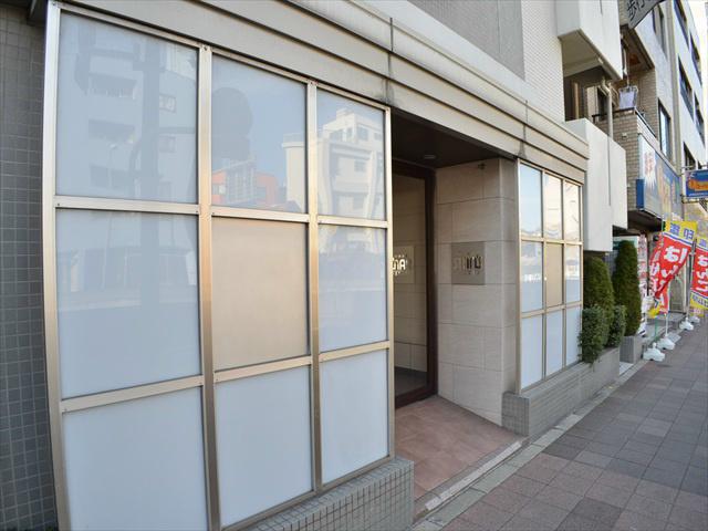 Entrance. Entrance is also fashionable