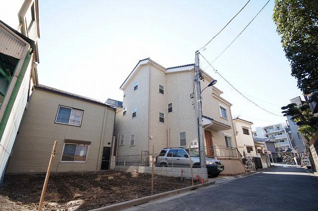 Local photos, including front road. Local (11 May 2013) Shooting