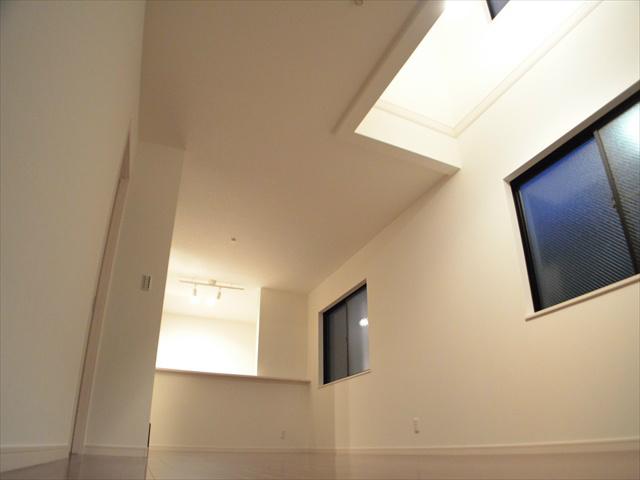 Living. A vaulted ceiling living