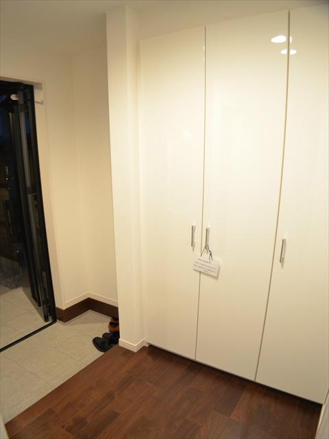 Entrance. Show you clean around the entrance