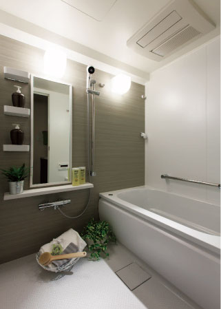 Bathing-wash room.  [Bathroom] So that you can bathe in peace from children to the elderly, Low-floor type of bathtub that high was kept to a 45cm stride Ya, Bathroom drainage was like the adoption of well-slip Karari floor.