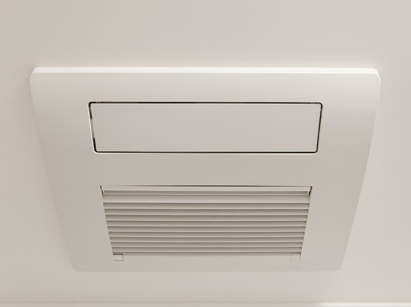 Bathing-wash room.  [Hot-water bathroom heater dryer] Remove quickly the moisture in the bathroom, Also useful for drying laundry on a rainy day. It is also possible to heating in the bathroom before bathing in the cold season.