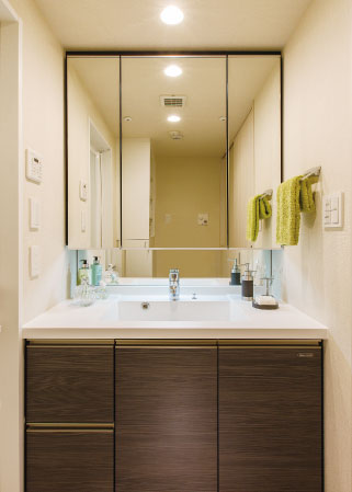 Bathing-wash room.  [Powder Room] Powder room with a bowl-integrated counter that eliminates the seam of the wash bowl and counter. Beautiful and refreshing look, It is easy to clean.