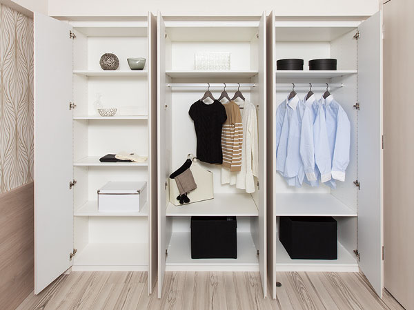 Interior.  [A variety of storage space in strategic points in the house] The Western-style, Closet with a hanger pipe that clothes can be clean and organize, Or set up a bedding is a capable of accommodating depth closet. It can also be rich in storage, such as bags and daily necessities, Capitalize the living room space more effectively. Also, We prepared a wide range of storage space, such as footwear purse and shoes in cloak of linen cabinet and the front door of the lavatory.  ※ It depends on the type. (Photo: Western-style storage + closet)