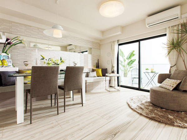 Room and equipment. And the warmth of the sunshine, Moments to be healed in gentle wind. To meet the nature of breathing, Spread fresh comfort. Night is wrapped in relaxation deep, Place to get used to feel like a contented sincerely. anytime, Living like families spend quality time ・ We have prepared the dining. (living ・ Dining (model room 60G type))