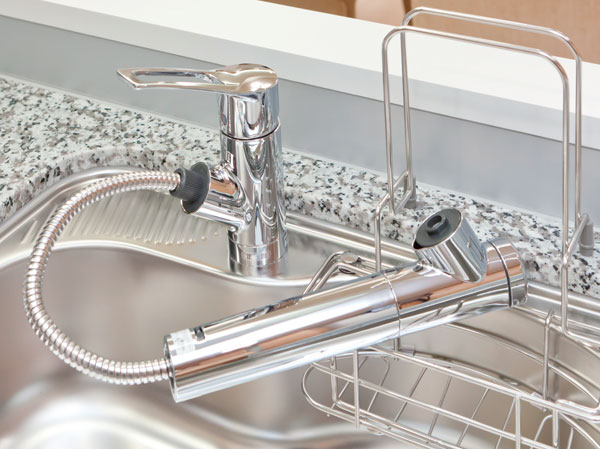 Kitchen.  [Water purifier integrated faucet] At any time delicious water is available, Water purifier integrated faucet. Single is a lever type with a convenient hand shower. (model room / 65B type) ※ At the time of cartridge replacement, Additional cost will occur.