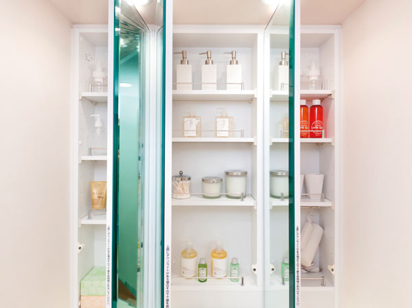Bathing-wash room.  [Three-sided mirror housing] The back of the three-sided mirror, Offer a convenient storage, such as dryer hook. Also at the bottom of the vanity it was also ensured health meter space. (model room / 65B type)