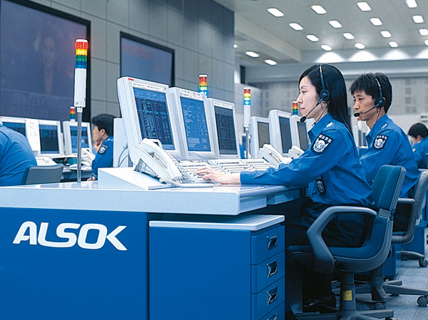 Security.  [Dense and advanced security with cooperation from the planning stage and Sohgo Security (ALSOK)] The entire apartment grounds and common areas, It did on deep understanding of the shape of the proprietary part, Consider the most appropriate security measures in the apartment, To guard the entire apartment in total, High more of the level, Introduced a dense security system. In addition management company (Mitsuifudosanjutakusabisu) and the security company (Sohgo Security / In the security system by the management of the ALSOK), The security and surveillance done in the 24-hour-a-day. (Reference photograph)