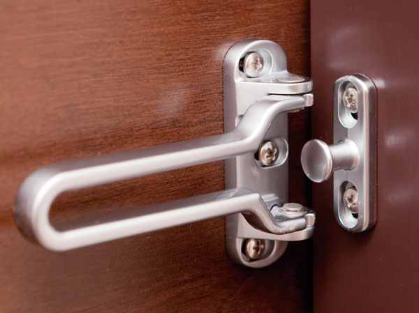 Security.  [Door Guard (with seismic function)] As the event door frame Door Guard is easy to remove be modified, It has secured a wide clearance of the root portion.  ※ All indoor photo model room ・ 65B type shooting