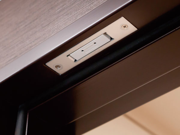 Security.  [Front door security sensors] To the entrance door of all of the dwelling unit, Set up a crime prevention sensor for sensing a suspicious person of intrusion. The front door lock of each dwelling unit is, It has adopted a progressive cylinder key characterized by excellent crime prevention.